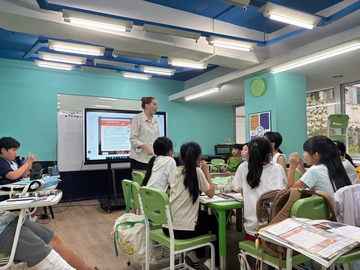 Foreign teacher leading a Jet English classroom lesson / 外籍老師帶領 Jet English 課堂