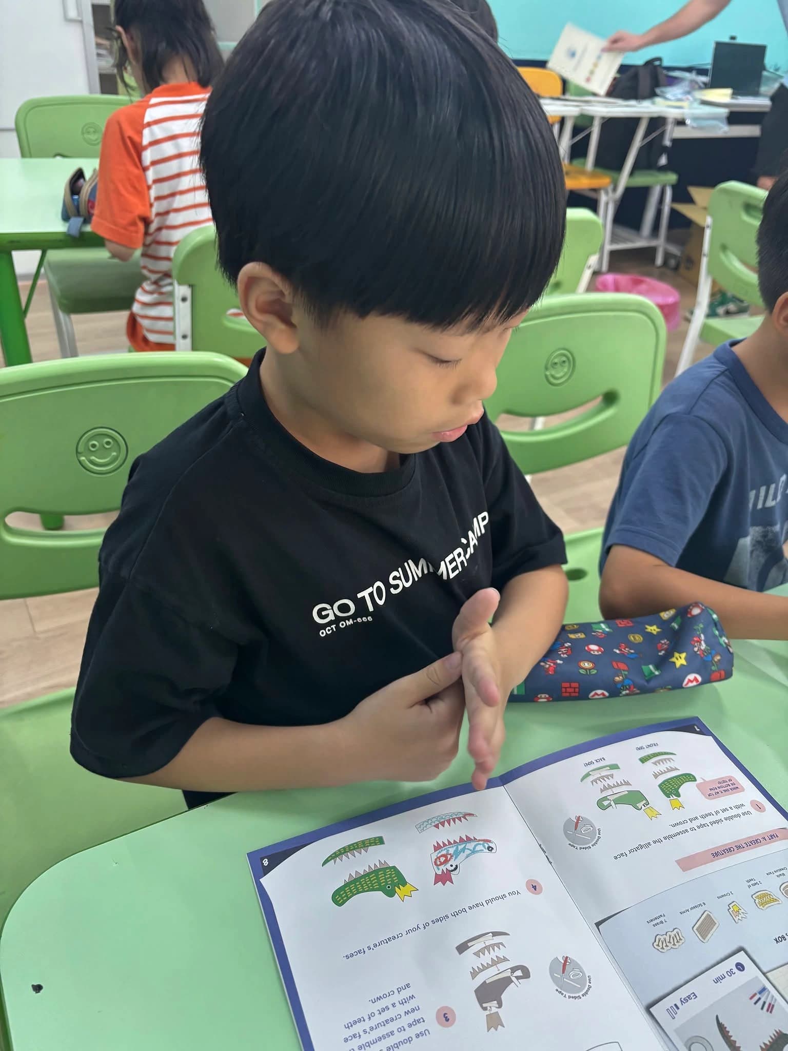 Jet English student studying with an English workbook / Jet English 學生使用英語教材學習