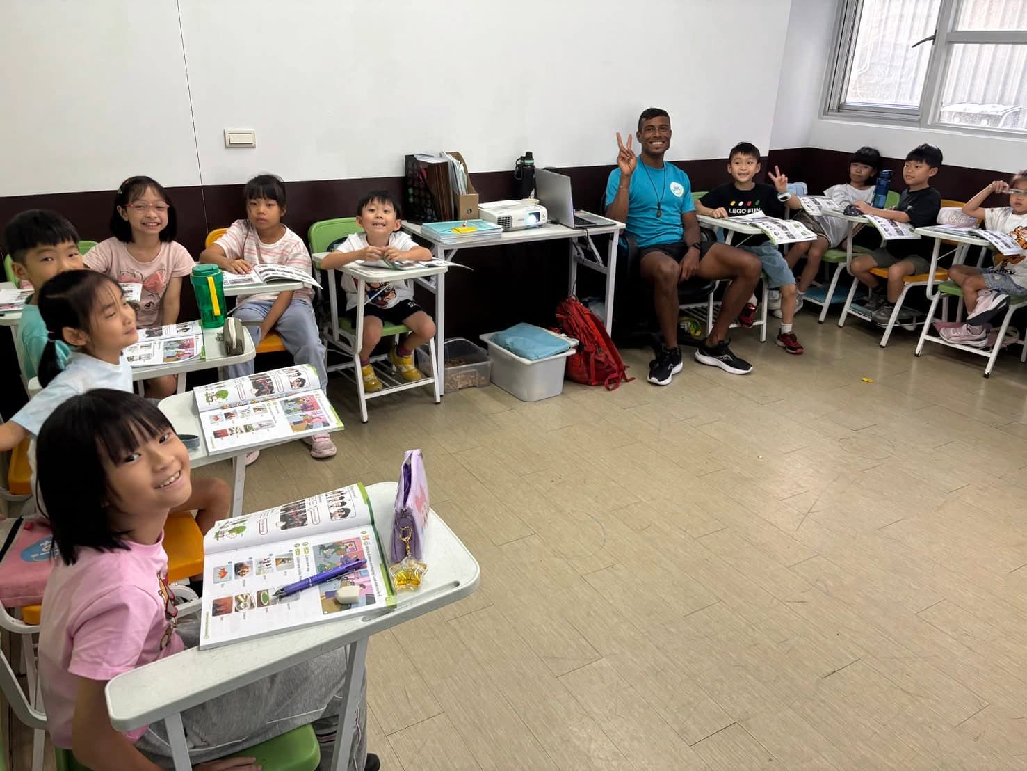 Jet English students reading English books with their teacher / Jet English 學生與老師一起閱讀英語教材