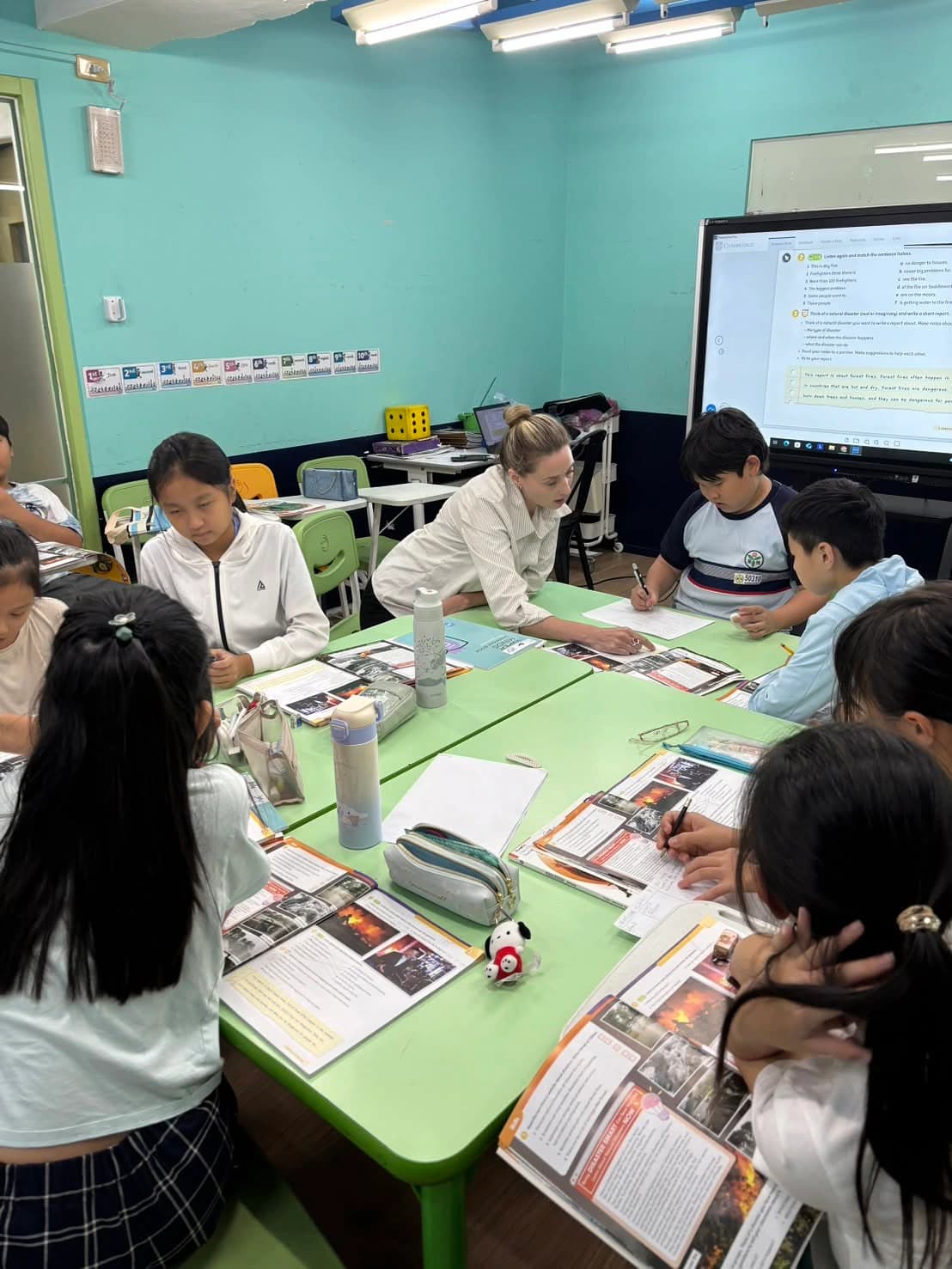 Students completing written English work together / 學生一起完成英語書寫練習